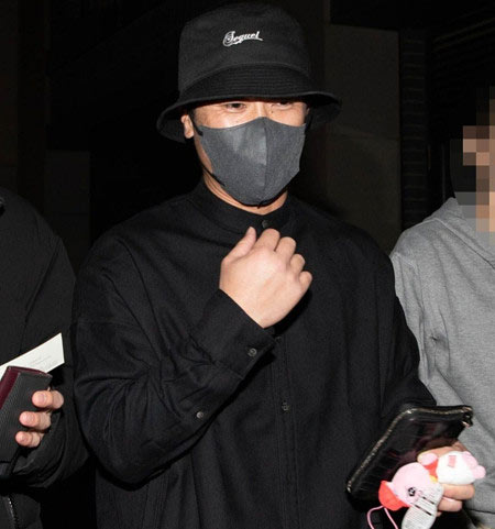 広島東洋カープ上本崇司選手が不倫スキャンダルで週刊文春の直撃取材時の画像