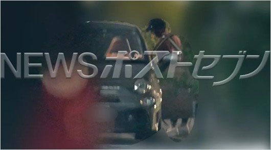 中村芝翫の愛車アバルト595に愛人A子が乗り込む場面の画像