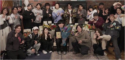 橋本奈々未が写り込んだ『69号室の住人』スタッフ集合写真