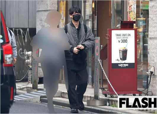 梅ちゃんこと梅原裕一郎と奥さんの2ショット画像(週刊誌フラッシュ撮影)