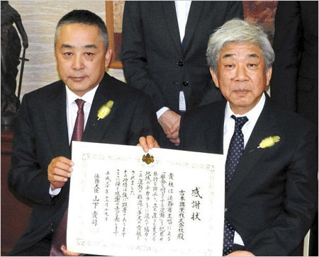 吉本興業の岡本昭彦社長と大崎洋元会長