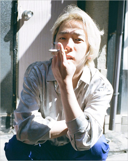 二宮和也が金髪姿でタバコ喫煙の画像