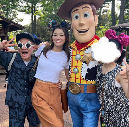 スピードワゴン井戸田潤と妻・蜂谷晏海&長女の画像