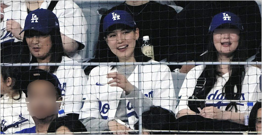 田中真美子と大谷翔平選手の母親・加代子、水原一平の妻の画像