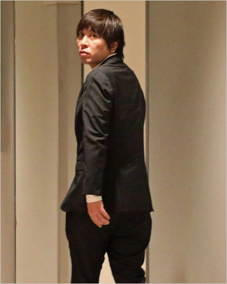 水原一平容疑者が結婚指輪外した初出廷後の画像