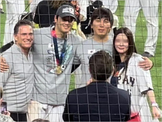 WBC2023優勝時の水原一平と妻、大谷翔平選手の画像