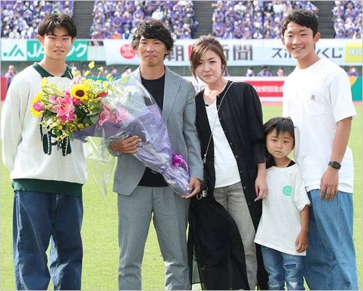 佐藤寿人と妻・子供の家族写真