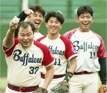 近鉄バファローズ時代の佐野慈紀・吉井理人・入来智・野茂英雄