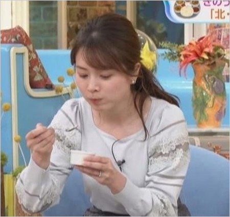 皆川玲奈アナ結婚後の結婚指輪をはめた画像