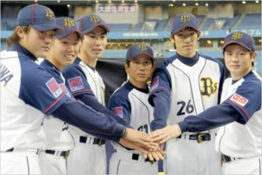 元オリックス伊原正樹が入団時の西勇輝投手らとの画像
