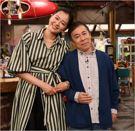 黒谷友香とナイナイ岡村隆史『おかべろ』密着2ショット画像