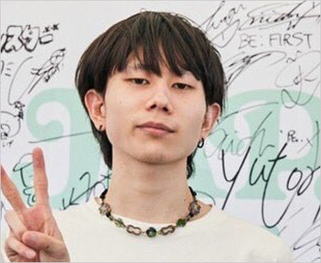 NEEのボーカルくぅ（村上蔵馬）