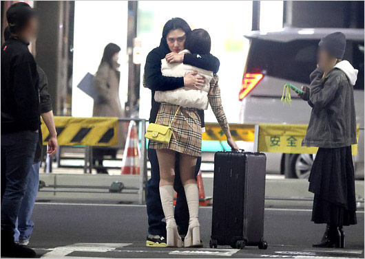 尾上松也の路上ハグ画像