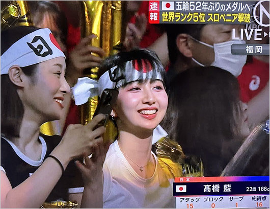 Cocomiがバレーボール試合観戦画像