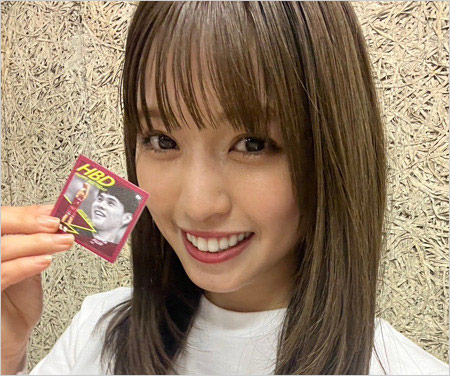 村島未悠が藤井祐眞選手のグッズを持つ写真