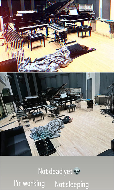 YOSHIKIがピアノ前に倒れ込み、ハードワークで寝不足で再入院を示唆のSNS投稿画像