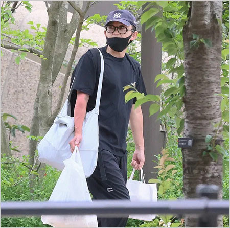 有吉弘行が麻布台ヒルズで家族と買い物写真（フライデー撮影）