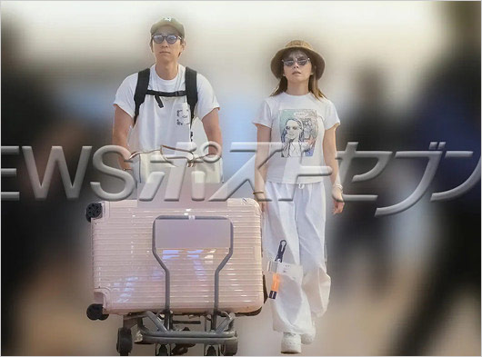 NEWS小山慶一郎＆AAA宇野実彩子のハワイ旅行帰り、羽田空港の2ショット画像
