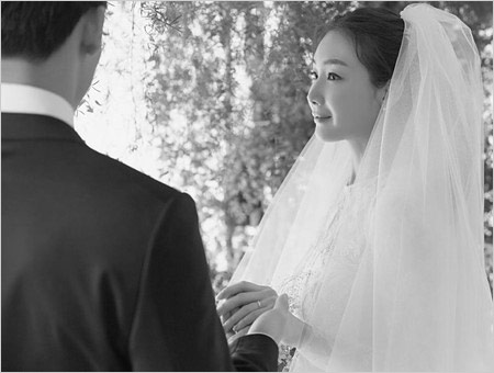 チェ・ジウと夫の挙式画像