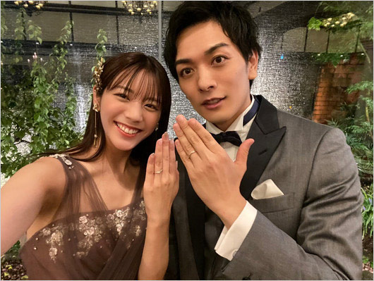 貴島明日香と夫役・久保田悠来の結婚指輪披露の2ショット画像(私たち結婚しました シーズン4より)