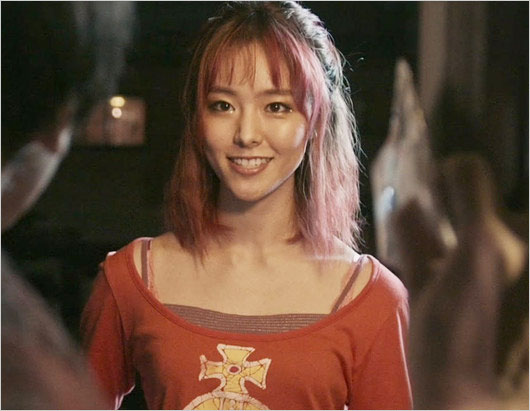 唐田えりか出演映画『死体の人』ピンク髪姿の画像