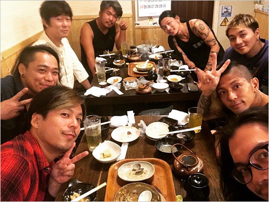 新井浩文とDragon Ashメンバー画像