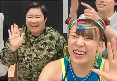 やす子&フワちゃん2ショット画像(行列のできる相談所共演時)