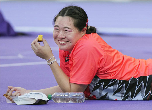 北口榛花選手が寝そべりカステラを食べる姿
