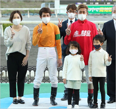 永森大智騎手と妻、子供の画像