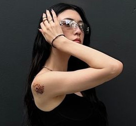 三吉彩花の肩タトゥー画像