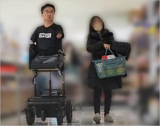 乙武洋匡と同棲交際していた元彼女の2ショット画像