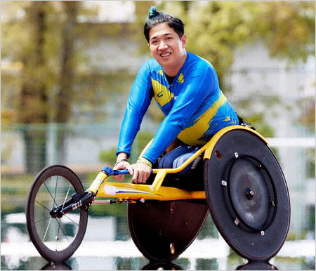 陸上競技用車イスに乗る佐藤友祈選手