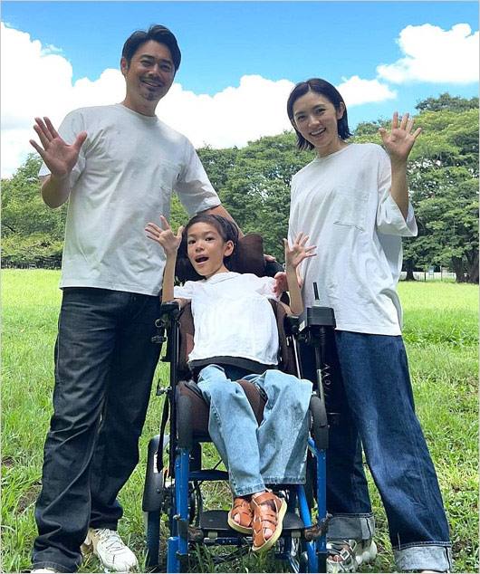 星野真里と夫・高野貴裕、難病患う長女の3ショット画像