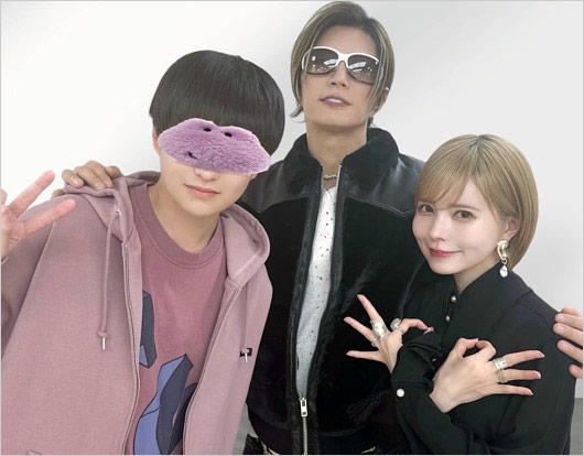 益若つばさと長男りおん、GACKTの3ショット