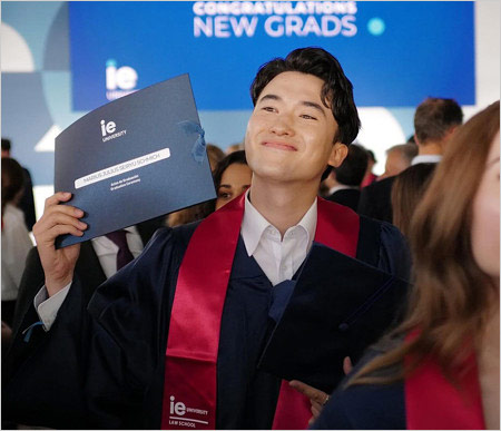 マリウス葉がスペインのIE大学卒業式の画像