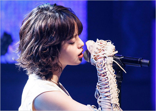 新曲『bleeding love』披露の平手友梨奈