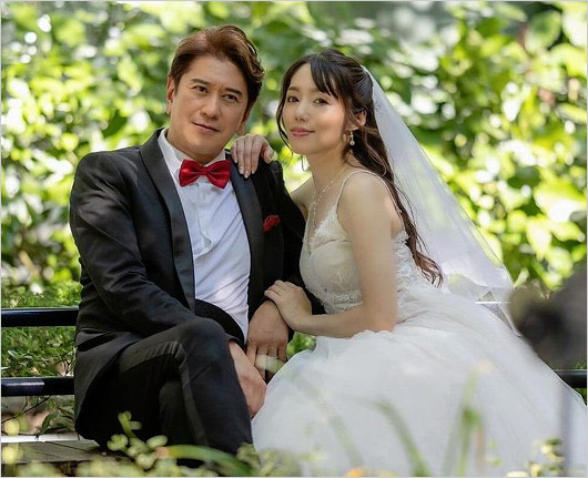 川崎麻世と再婚相手・花音の顔出しウェディングフォト