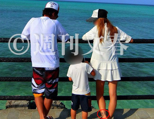 大野智とタトゥー入れたシングルマザーの元恋人と子供との写真