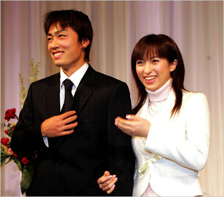 ソフトバンクボークス和田毅投手と嫁・仲根かすみの結婚会見画像