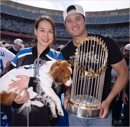 大谷翔平選手と妻・真美子&愛犬デコピン