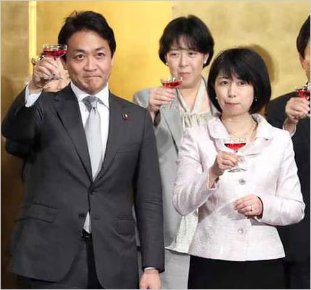 玉木雄一郎代表と妻・玉木恵理の画像