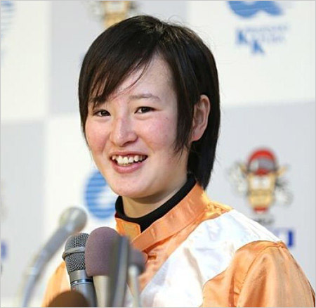 藤田菜七子が騎手デビュー時の画像
