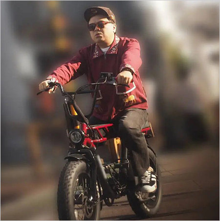 とろサーモン久保田かずのぶとたけうちほのかお揃いの自転車