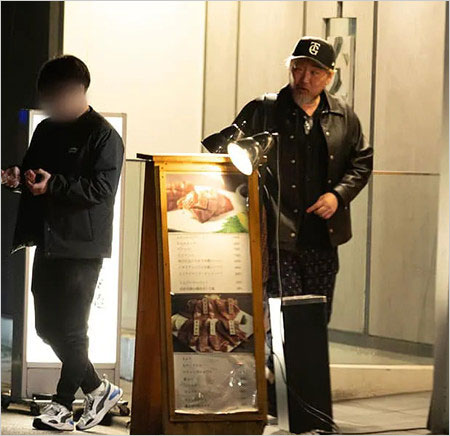 スピードワゴン小沢一敬の現在、中目黒・焼肉りんごでマネージャーと密会画像