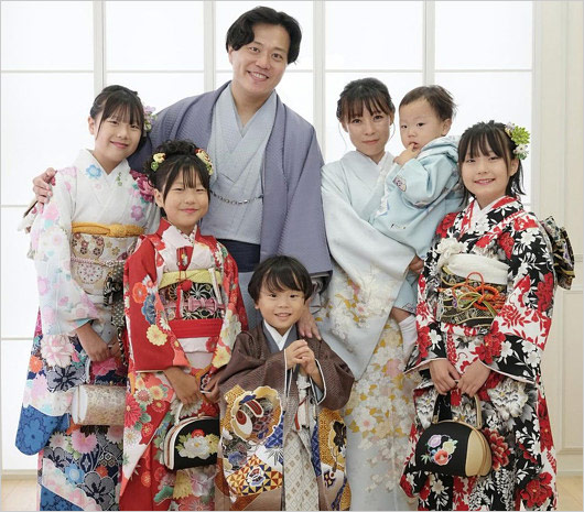 エハラマサヒロの妻・千鶴さんと子供たちの家族写真