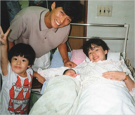 明石家さんま・大竹しのぶと長男・二千翔、IMALU出産時の家族写真