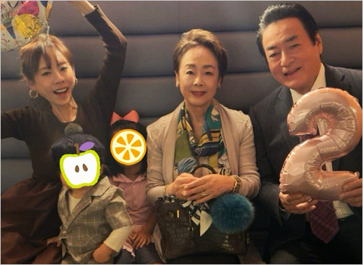 高橋真麻アナと両親の高橋英樹の画像