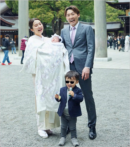 源田壮亮と妻・衛藤美彩(元乃木坂46)長男・長女との家族写真