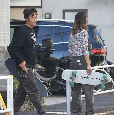 伊勢谷友介と彼女のスケボーデート、2ショット画像