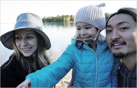 ワンオクのベースRyotaと妻ミシェル＆長女の家族写真